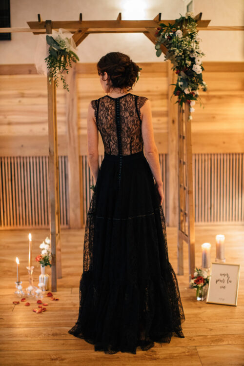 Robe de mariée Bella en dentelle de Calais-Caudry noire – Image 3